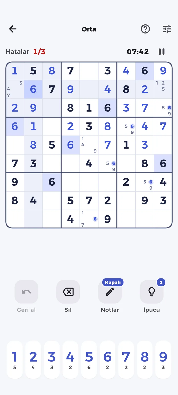 Notlar ve vurgularla devam eden orta seviye bir sudoku